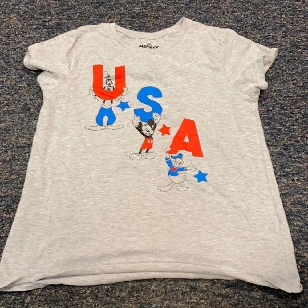 Disney Mickey Mouse tee sz. M